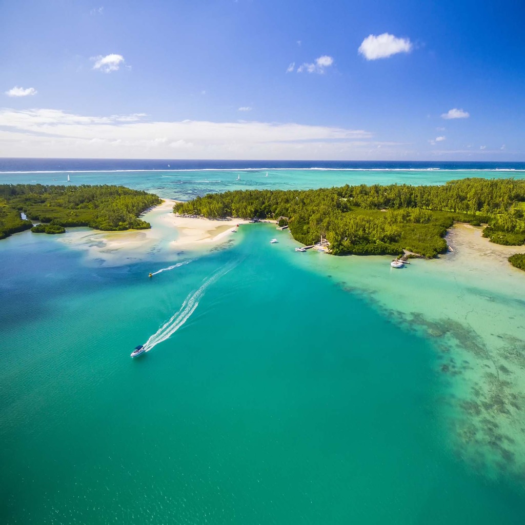 ile aux cerfs speedboat